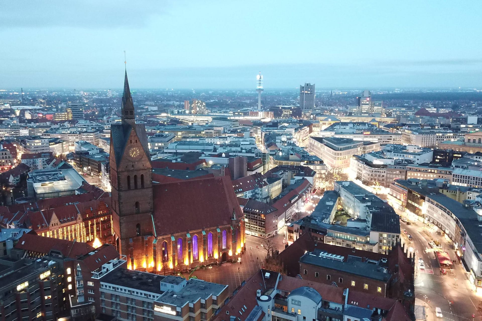 Luftaufnahme von Hannover (Archivbild): In Niedersachsen ist die Armutsquote je nach Region deutlich unterschiedlich.