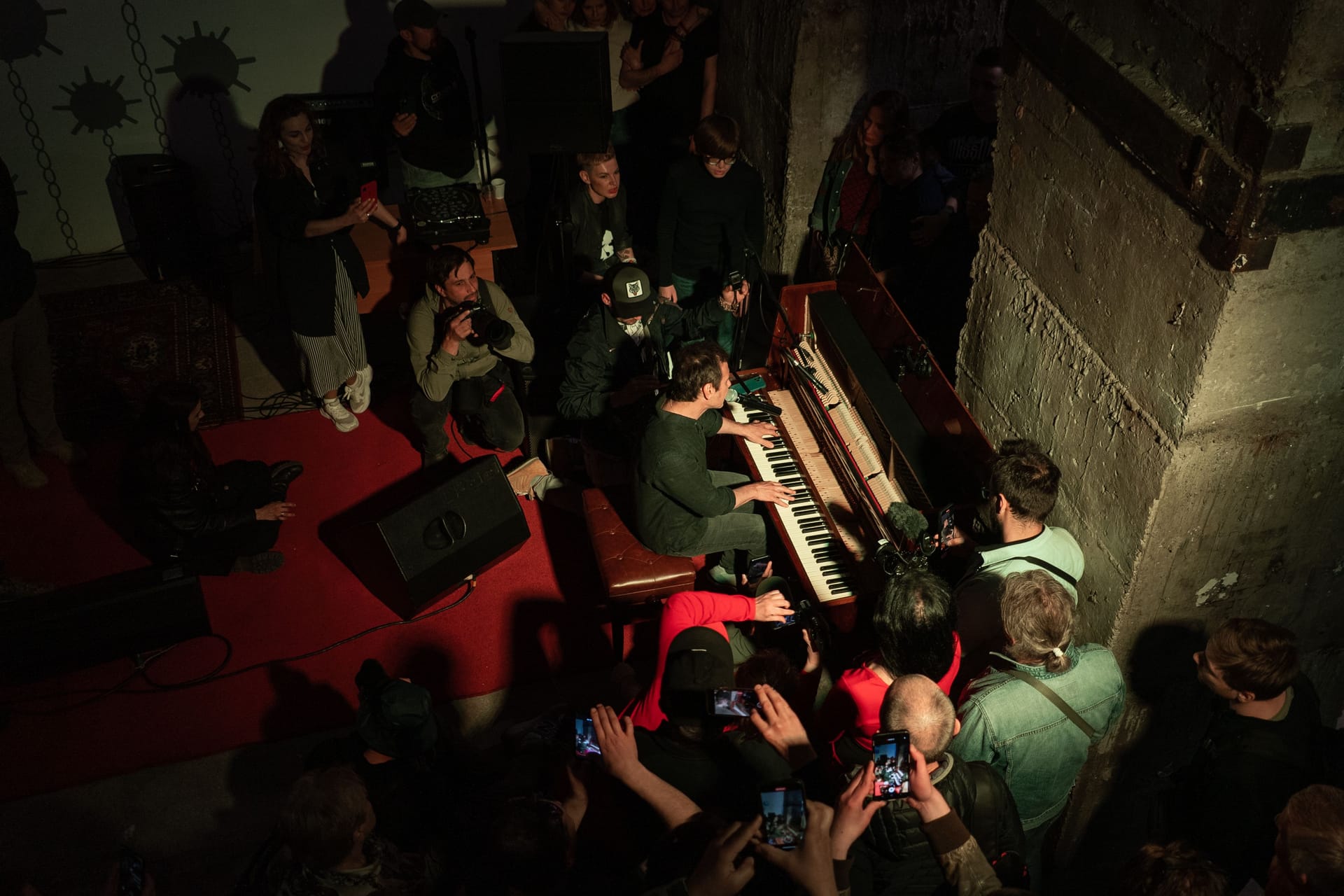 Musik hinter Beton: Slava spielt in einem Luftschutzkeller in Charkiw in der Ostukraine.