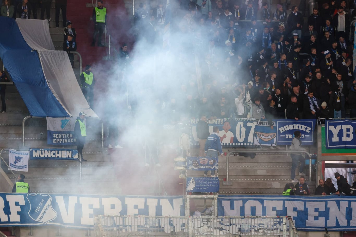 Rauchwolke: Beim Bundesligaspiel der TSG Hoffenheim in Augsburg kam es zu einem Aufreger.