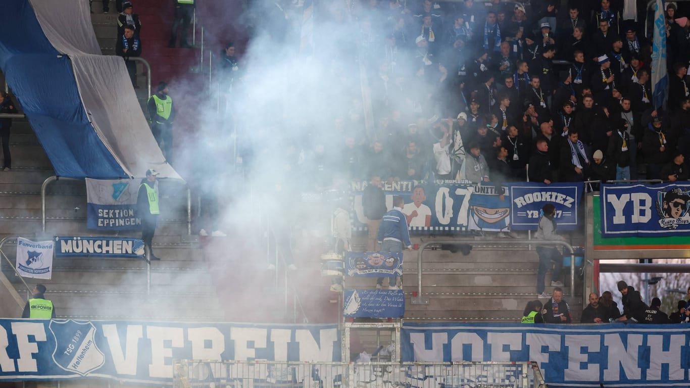 Rauchwolke: Beim Bundesligaspiel der TSG Hoffenheim in Augsburg kam es zu einem Aufreger.