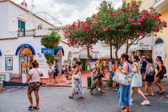 Eine Gruppe Touristen auf Shoppingtour: Wer mit der Fähre nach Capri übersetzt, muss Eintritt zahlen.