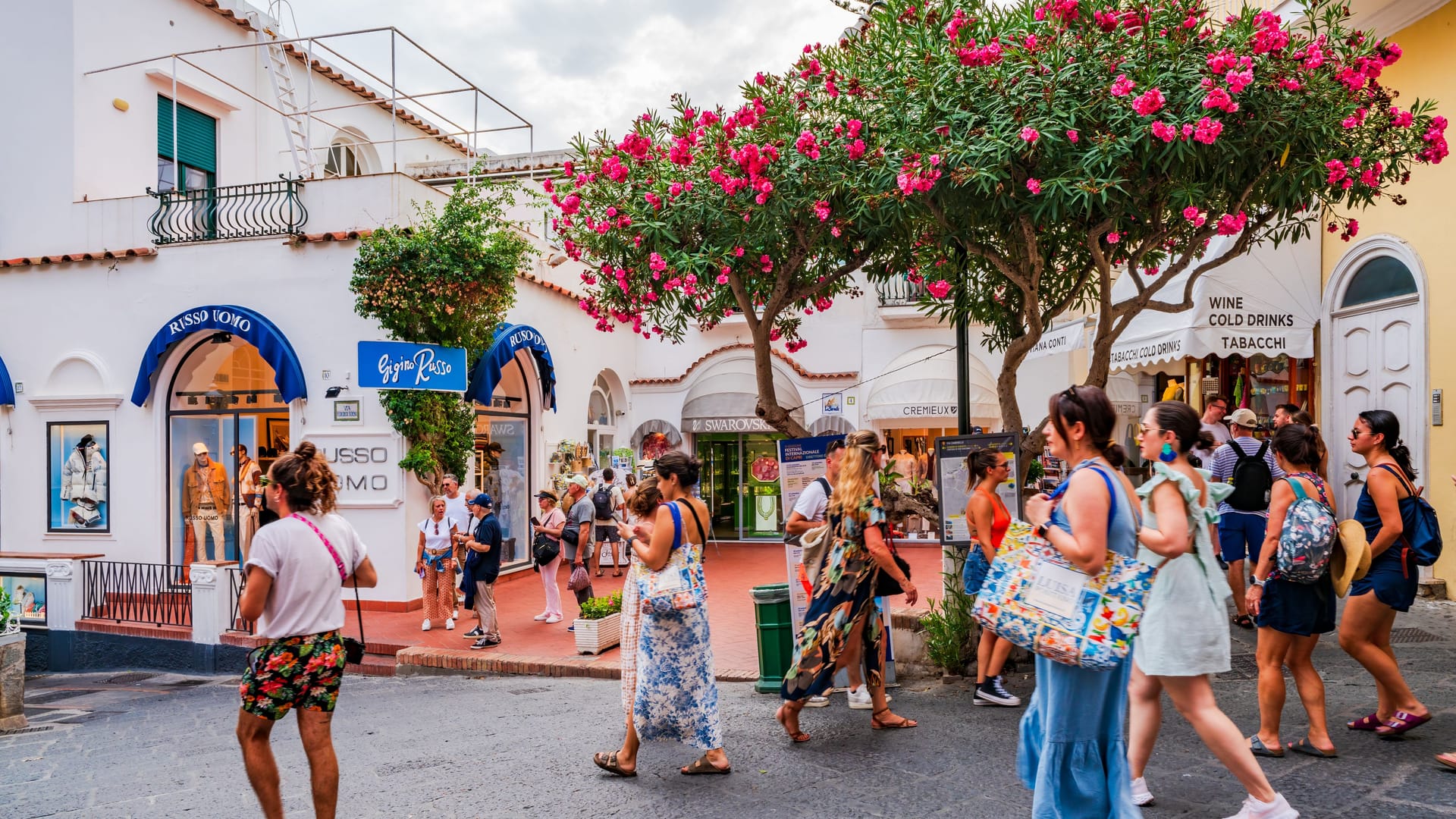 Eine Gruppe Touristen auf Shoppingtour: Wer mit der Fähre nach Capri übersetzt, muss Eintritt zahlen.