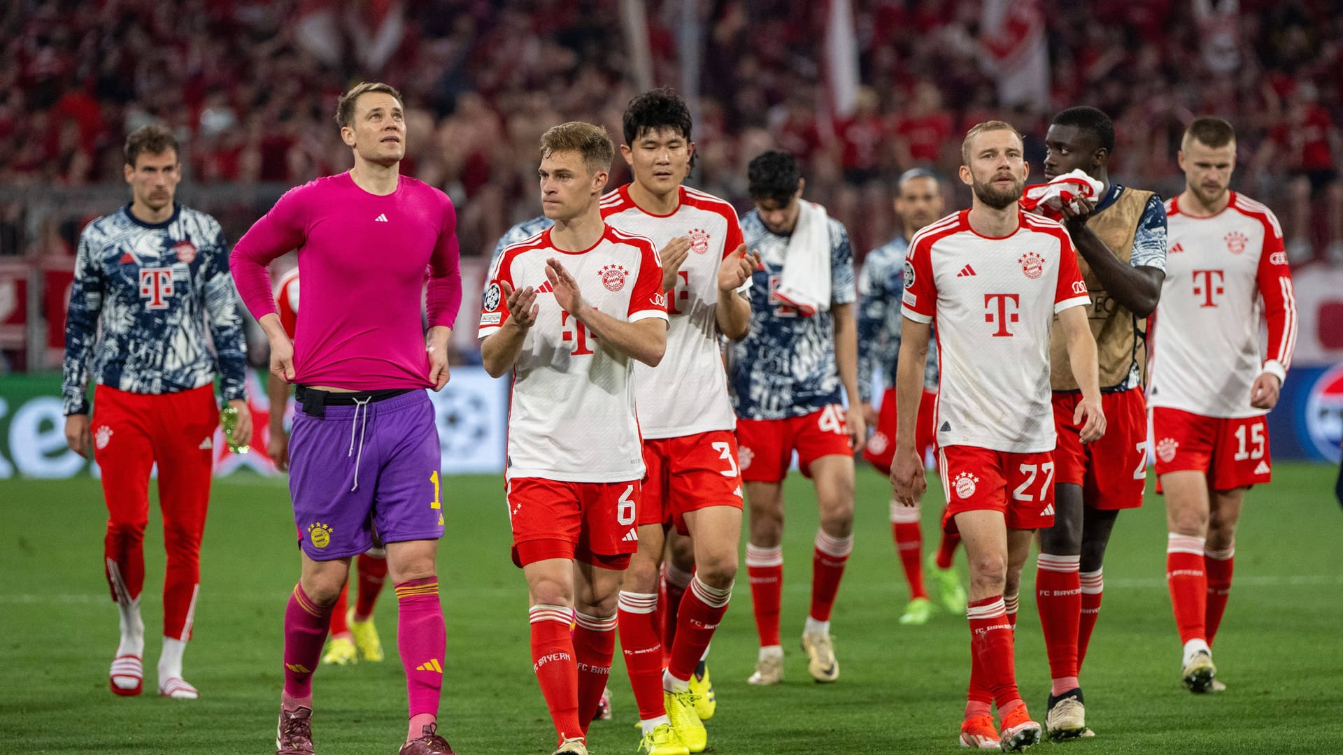 Der FC Bayern muss sich im Halbfinalhinspiel der Champions League gegen Real Madrid am Ende mit einem 2:2 zufriedengeben. Der Rekordmeister dreht dabei einen 0:1 Rückstand in eine 2:1-Führung. Ein Star patzt aber bei beiden Gegentoren und kostet die Bayern damit den Sieg. Die Einzelkritik.