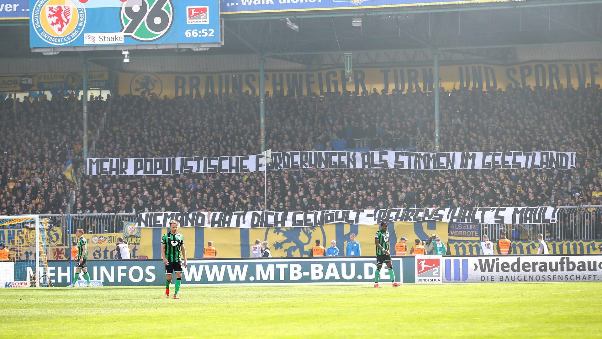 "Mehr populistische Forderungen als Stimmen im Geestland": Braunschweig-Fans übten mit einem Spruchband Kritik an Daniela Behrens.