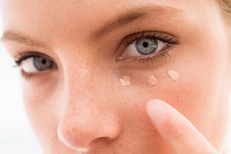 Concealer sollen Augenringe, Unebenheiten und Rötungen abdecken. Eine Untersuchung von "Öko-Test" zeigt, dass viele Produkte problematische Inhaltsstoffe enthalten.
