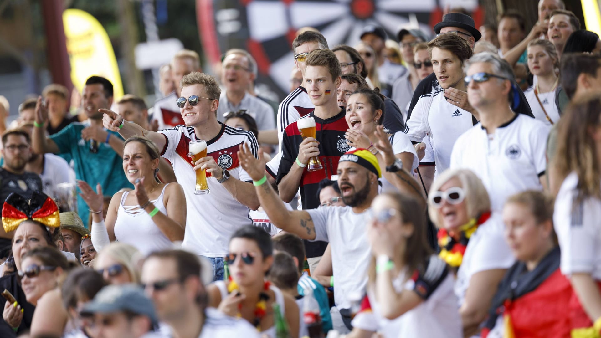 Public Viewing bei der Fußball-WM 2018 (Archivbild): Wird der Konsum von Cannabis künftig bei solchen Veranstaltungen erlaubt sein?