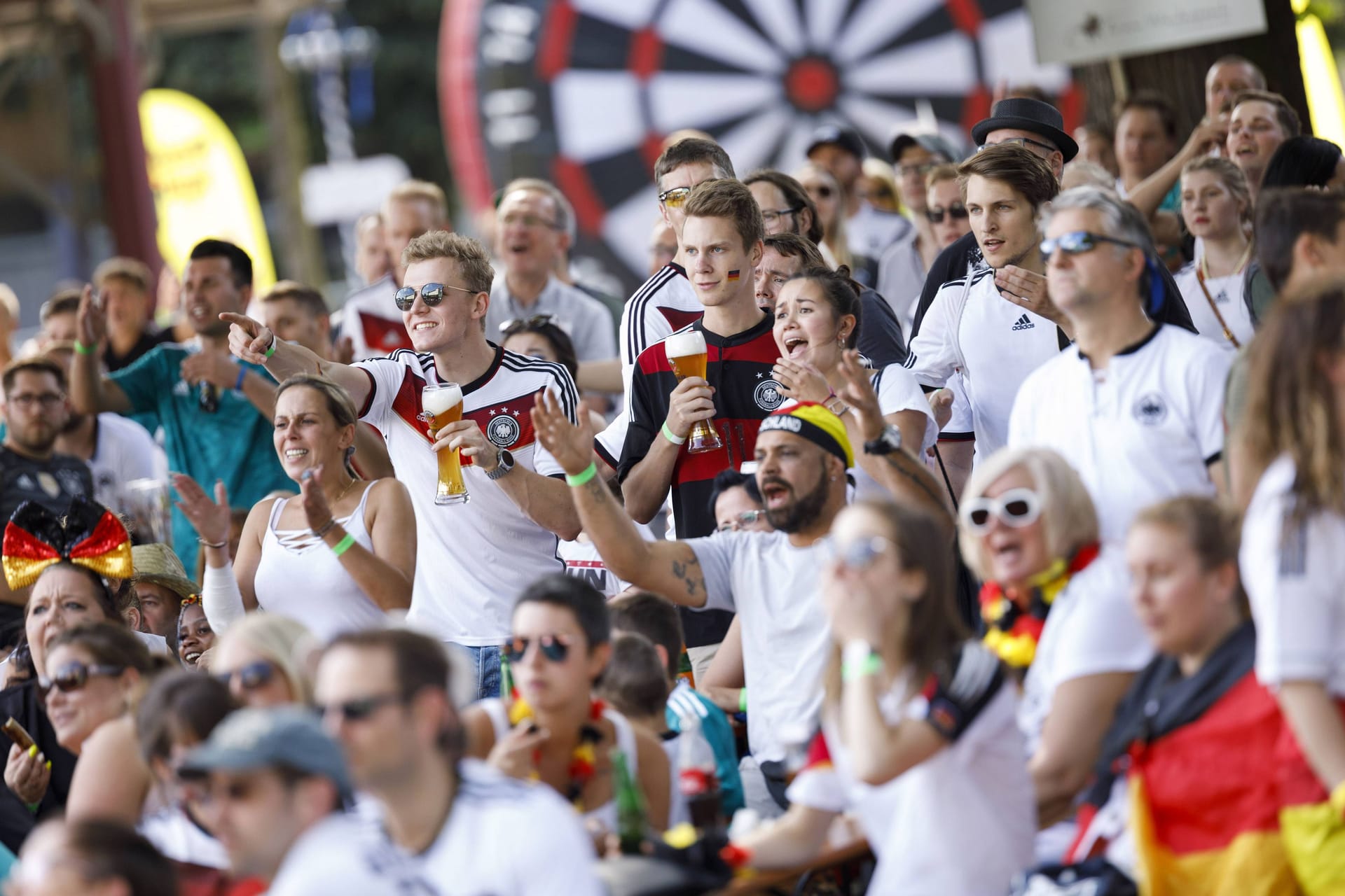 Public Viewing bei der Fußball-WM 2018 (Archivbild): Wird der Konsum von Cannabis künftig bei solchen Veranstaltungen erlaubt sein?