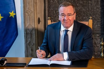 Verteidigungsminister Boris Pistorius (SPD) unterzeichnet im Historischen Rathaus den Osnabrücker Erlass.