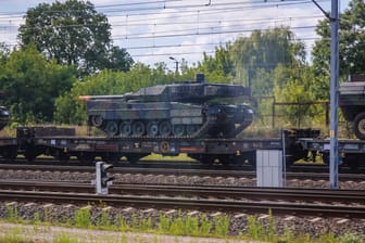 Ein deutscher Leopard-2-Panzer wird per Bahn Richtung Ukraine transportiert (Archivbild); Russland hat die Angriffe auf Bahneinrichtungen verstärkt.