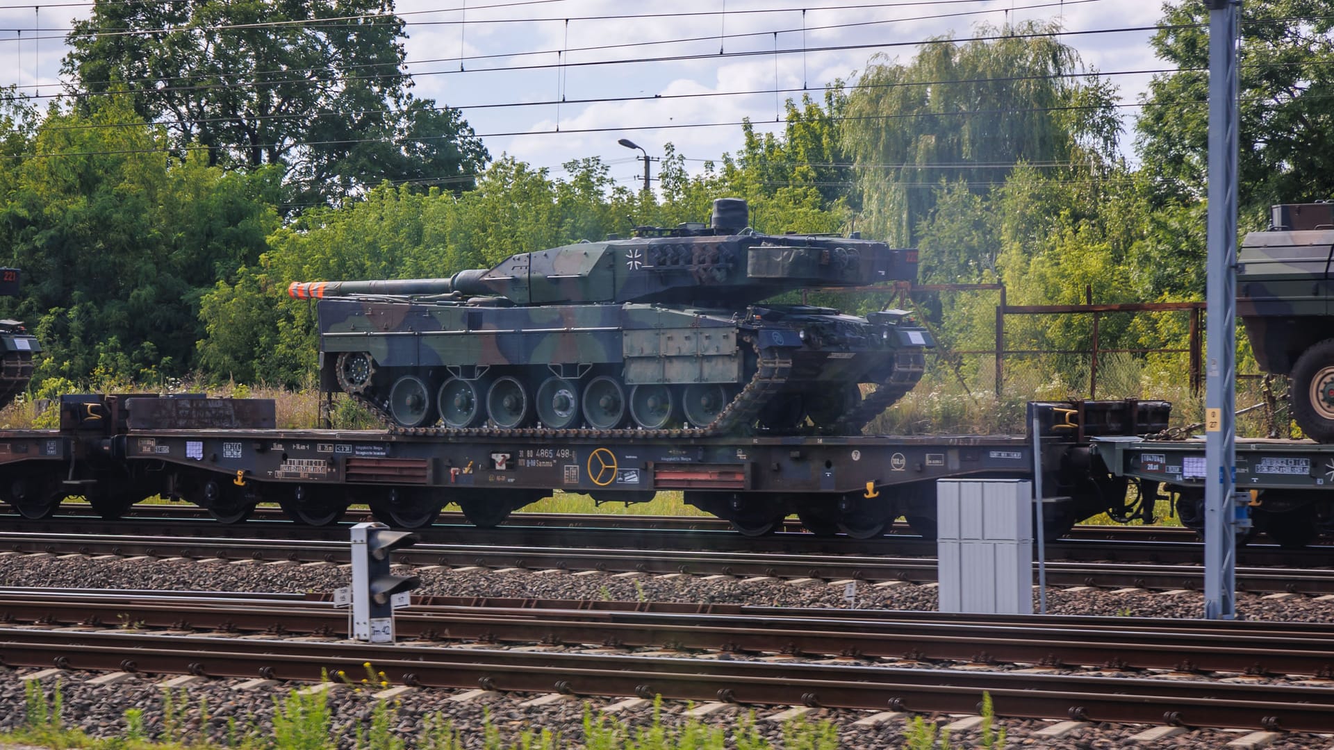 Ein deutscher Leopard-2-Panzer wird per Bahn Richtung Ukraine transportiert (Archivbild); Russland hat die Angriffe auf Bahneinrichtungen verstärkt.