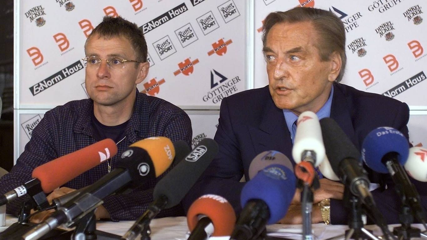 Im Mai 1999 wurde Ralf Rangnick (l., hier neben dem langjährigen VfB-Präsidenten Gerhard Mayer-Vorfelder) als neuer Trainer in Stuttgart vorgestellt.