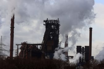 Kokerei und zwei Hochöfen von Thyssenkrupp in Duisburg: Das Unternehmen will die Produktion verringern.
