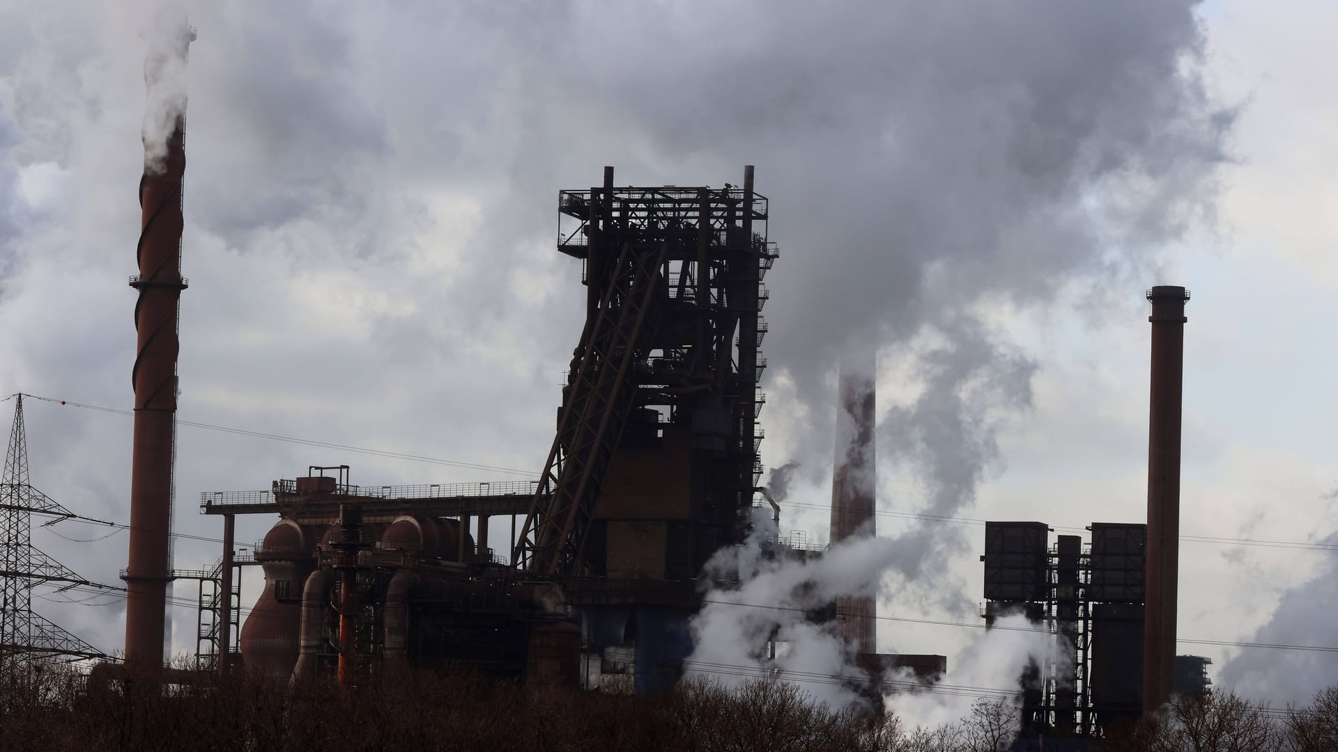 Kokerei und zwei Hochöfen von Thyssenkrupp in Duisburg: Das Unternehmen will die Produktion verringern.