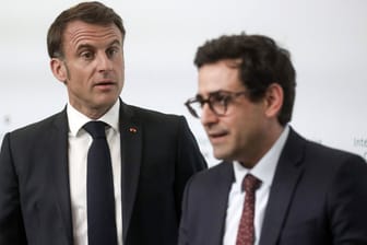 Emmanuel Macron und Stéphane Séjourné.