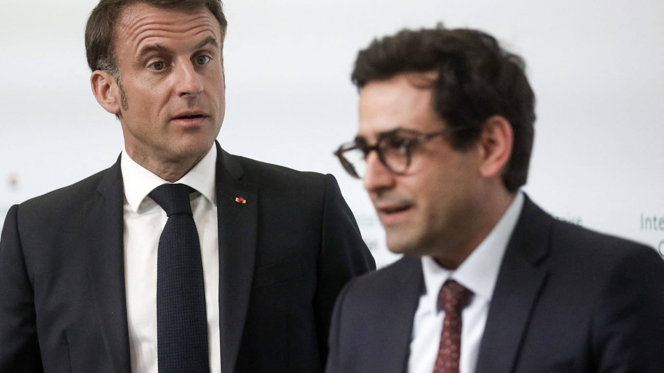 Frankreichs Präsident Emmanuel Macron und Außenminister Stéphane Séjourné (r.).