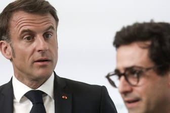 Frankreichs Präsident Emmanuel Macron und Außenminister Stéphane Séjourné (r.).