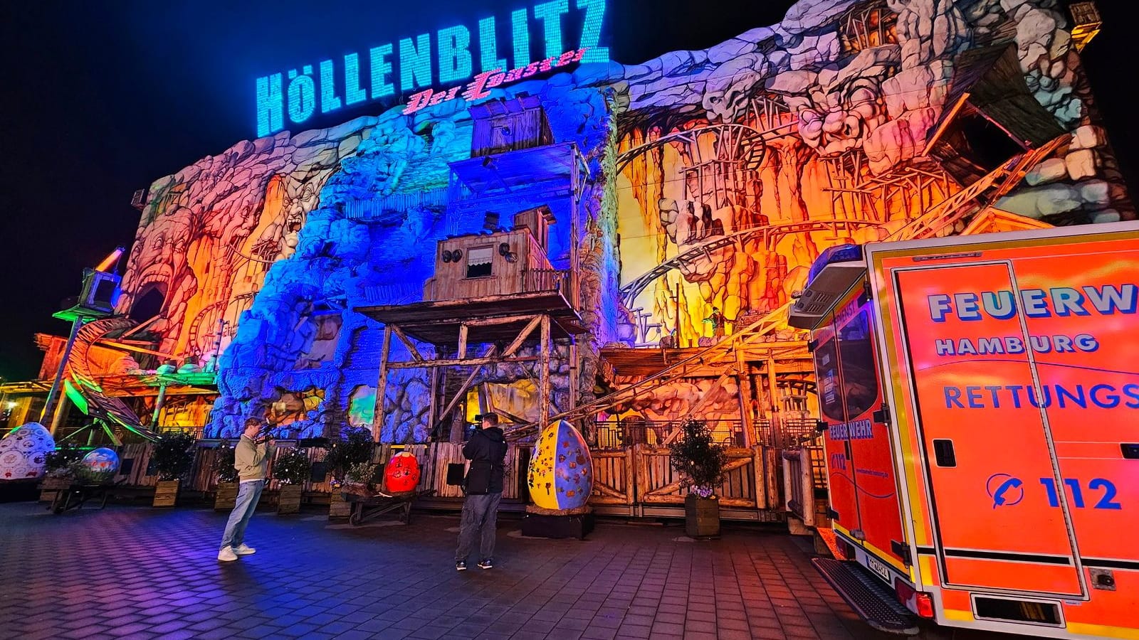 Der "Höllenblitz" auf dem Hamburger Dom am Montagabend: Die Feuerwehr rettete das Trio aus der Achterbahn.