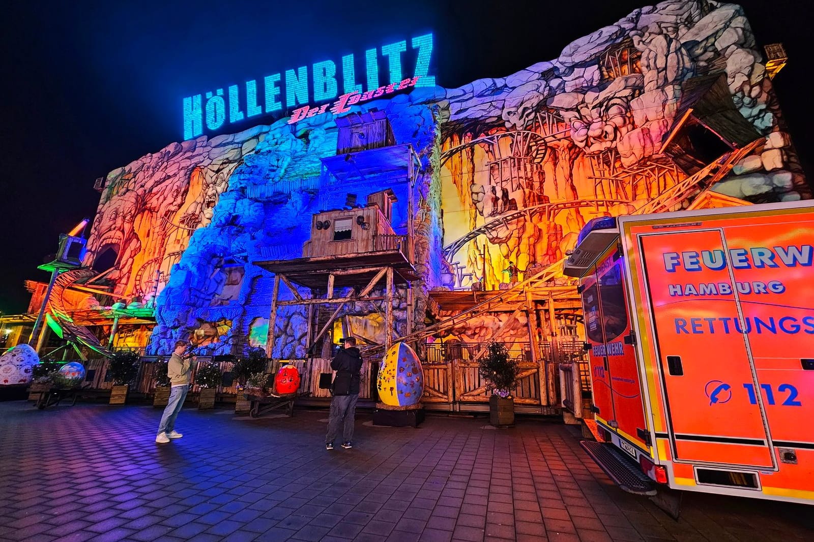 Der "Höllenblitz" auf dem Hamburger Dom am Montagabend: Die Feuerwehr rettete das Trio aus der Achterbahn.