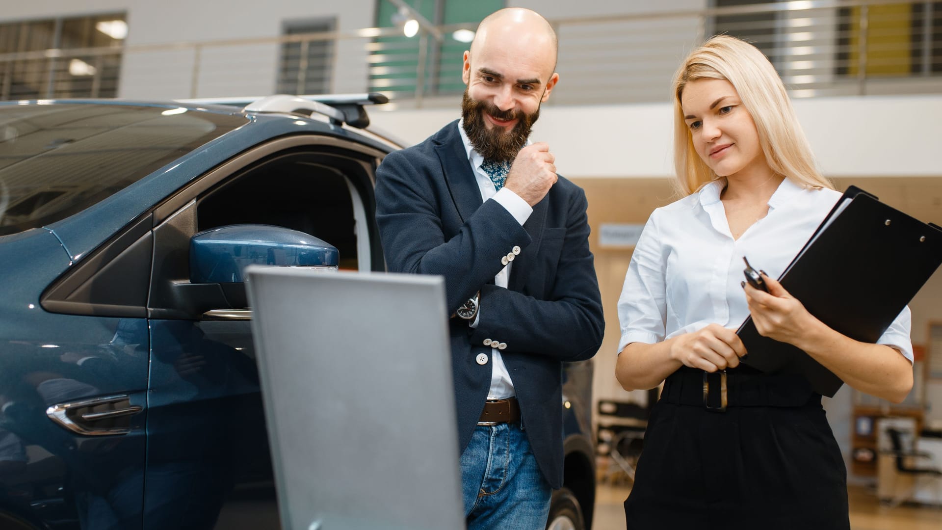 Verhandlung im Autohaus: Wer sich geschickt anstellt, kann viel Geld sparen.