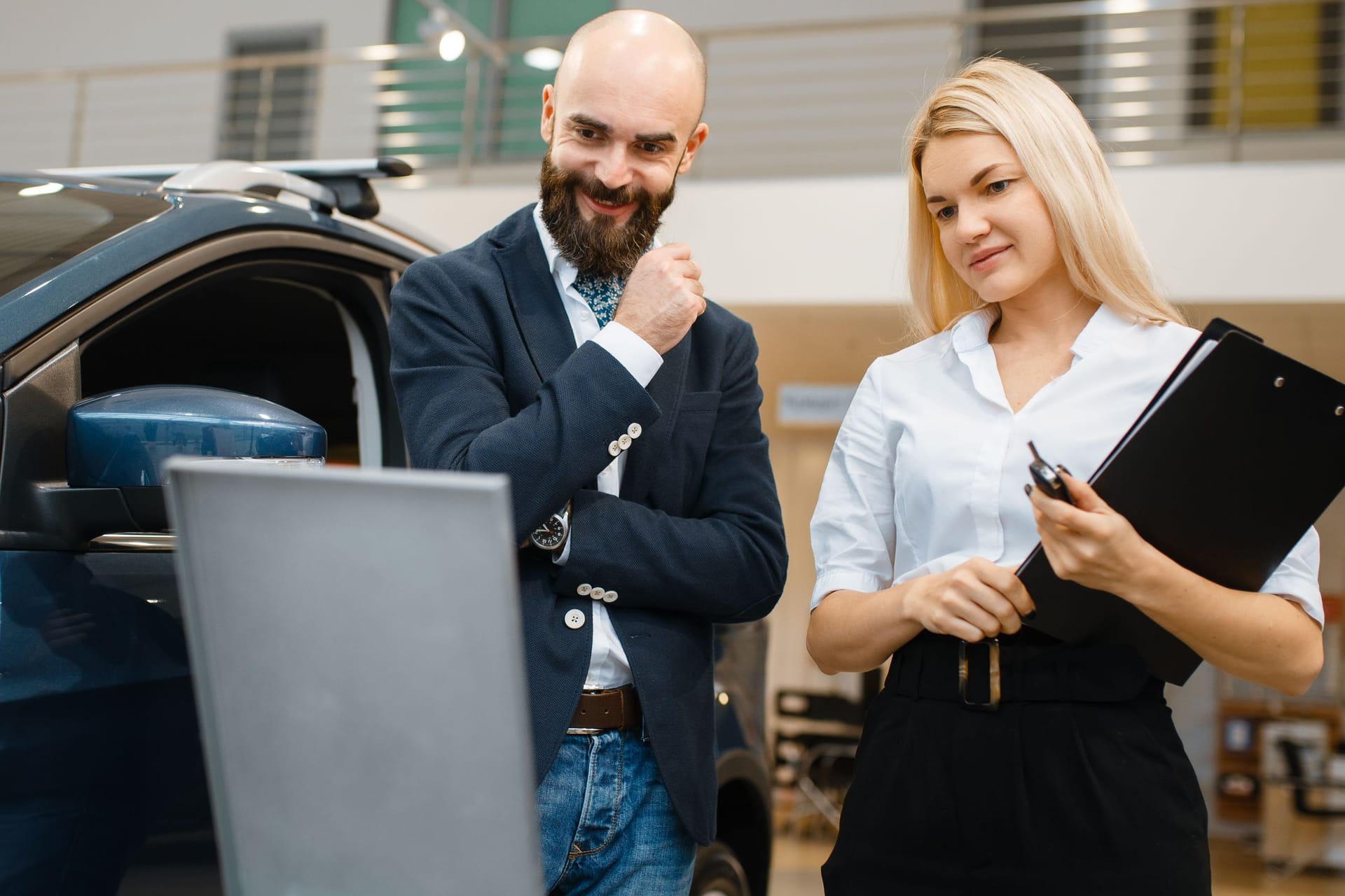 Verhandlung im Autohaus: Wer sich geschickt anstellt, kann viel Geld sparen.