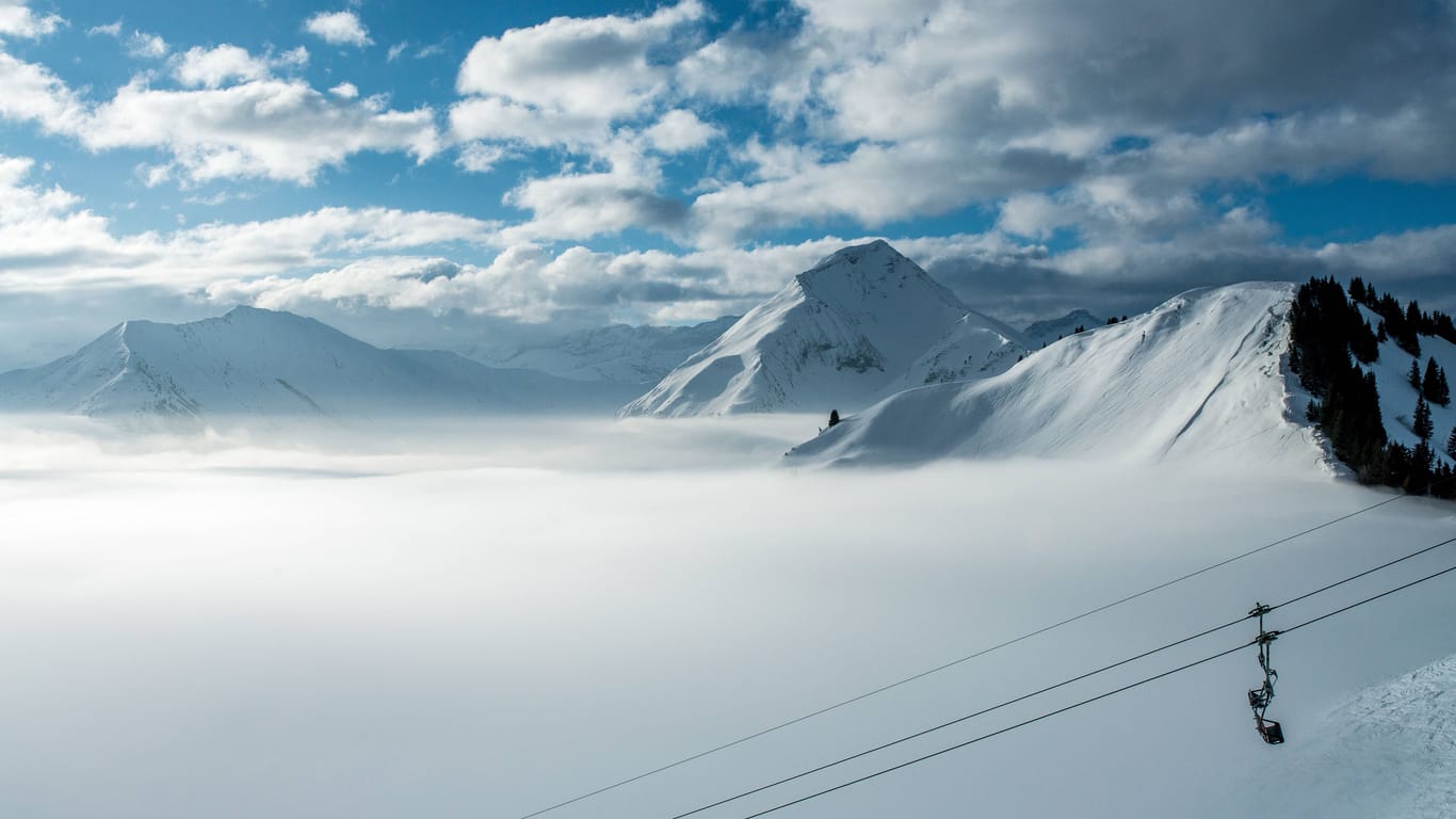 Neuschnee und Nebel in den Alpen (Symbolbild): Der Winter bleibt großen Teilen Deutschlands in dieser Woche noch erhalten.