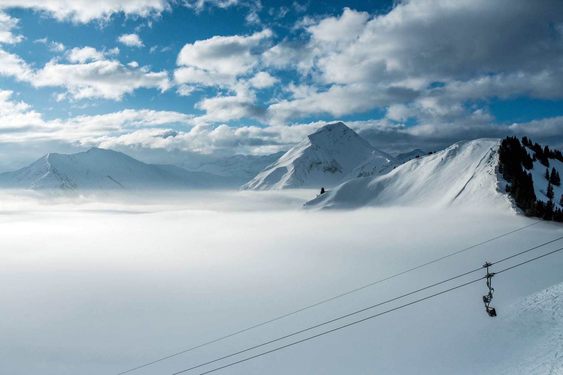 Neuschnee und Nebel in den Alpen (Symbolbild): Der Winter bleibt großen Teilen Deutschlands in dieser Woche noch erhalten.