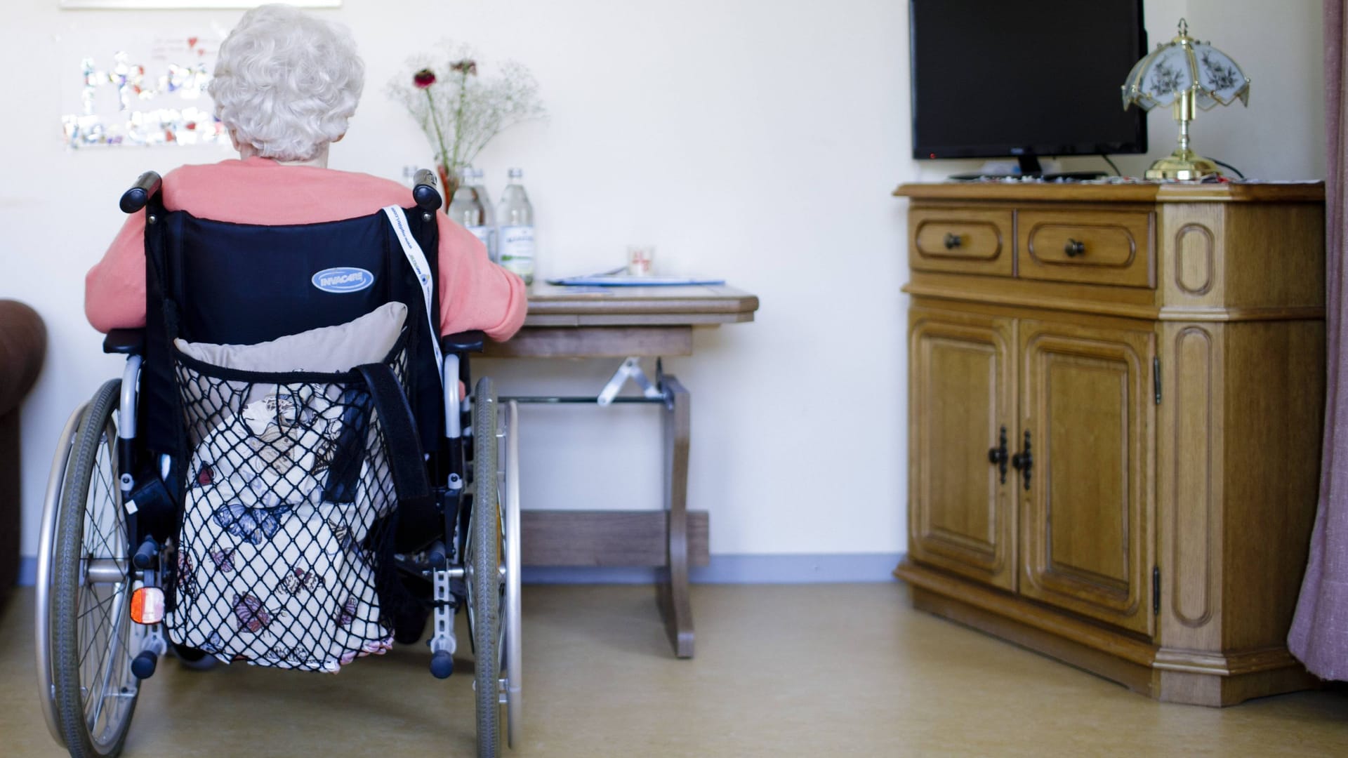 Ältere Frau sitzt alleine in ihrem Zimmer in einer Pflegeeinrichtung (Symbolbild): der Diakonie-Präsident berichtet, dass sich viele pflegebedürftige Menschen von der Situation überfordert fühlen.