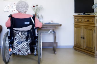 Ältere Frau sitzt alleine in ihrem Zimmer in einer Pflegeeinrichtung (Symbolbild): der Diakonie-Präsident berichtet, dass sich viele pflegebedürftige Menschen von der Situation überfordert fühlen.