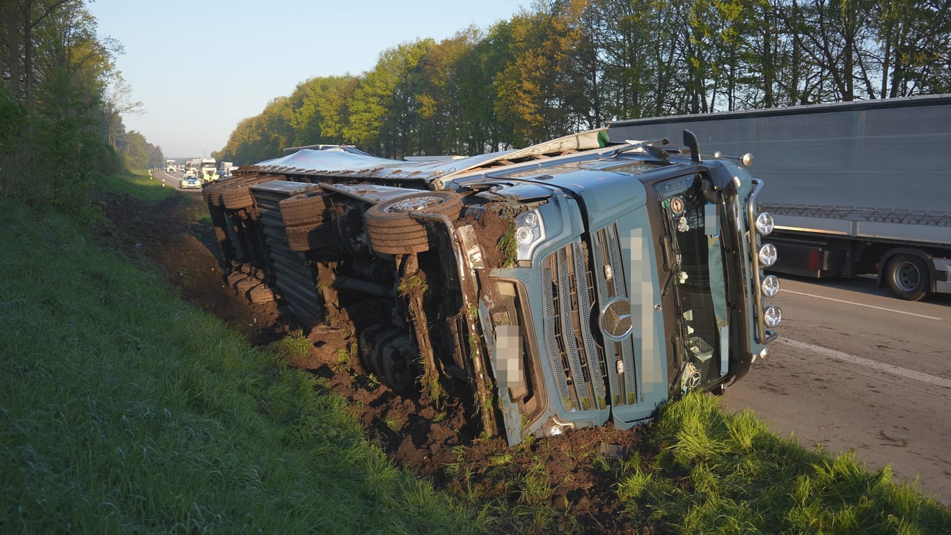 Am Lkw entstand erheblicher Schaden.