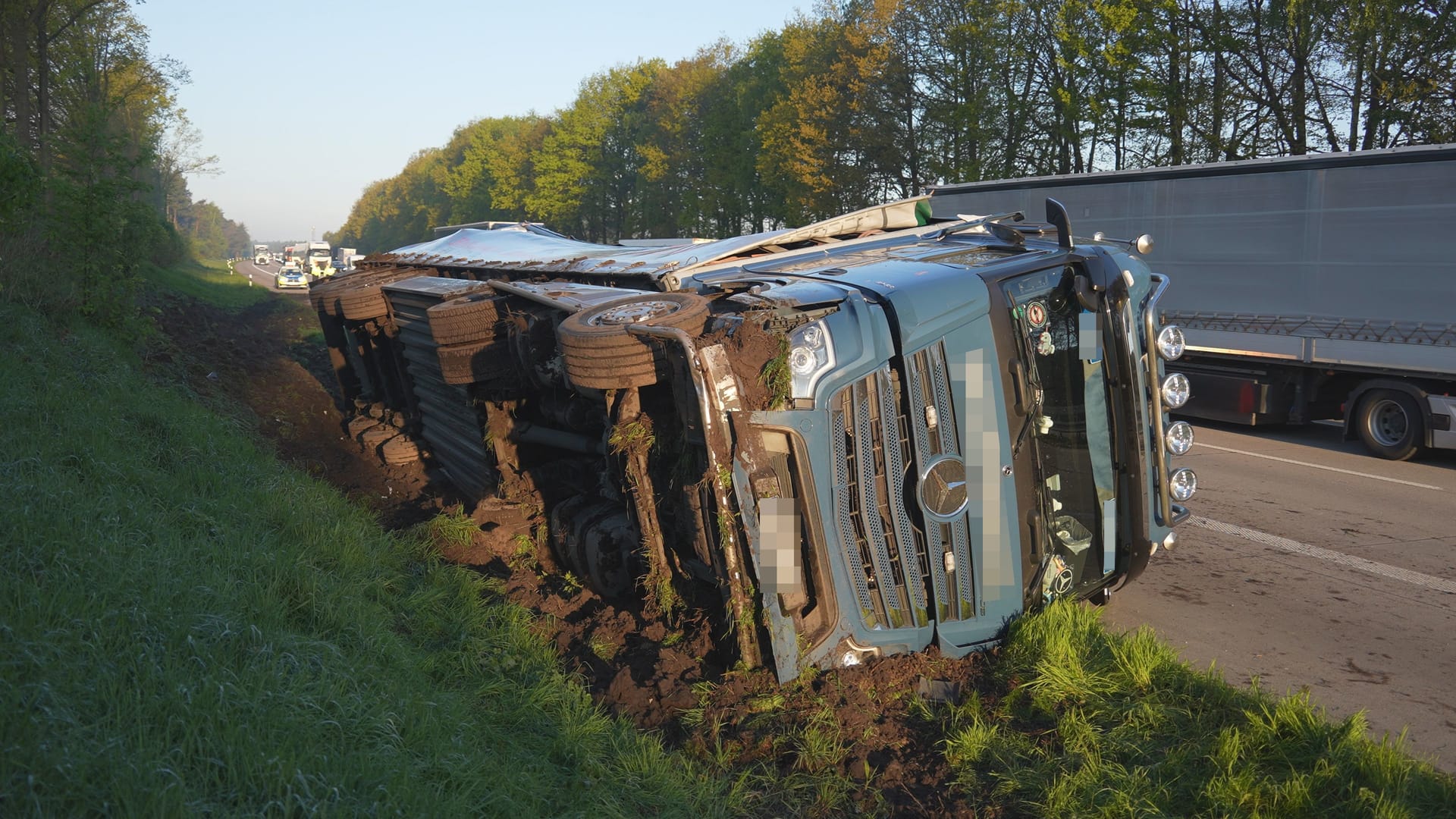 Am Lkw entstand erheblicher Schaden.