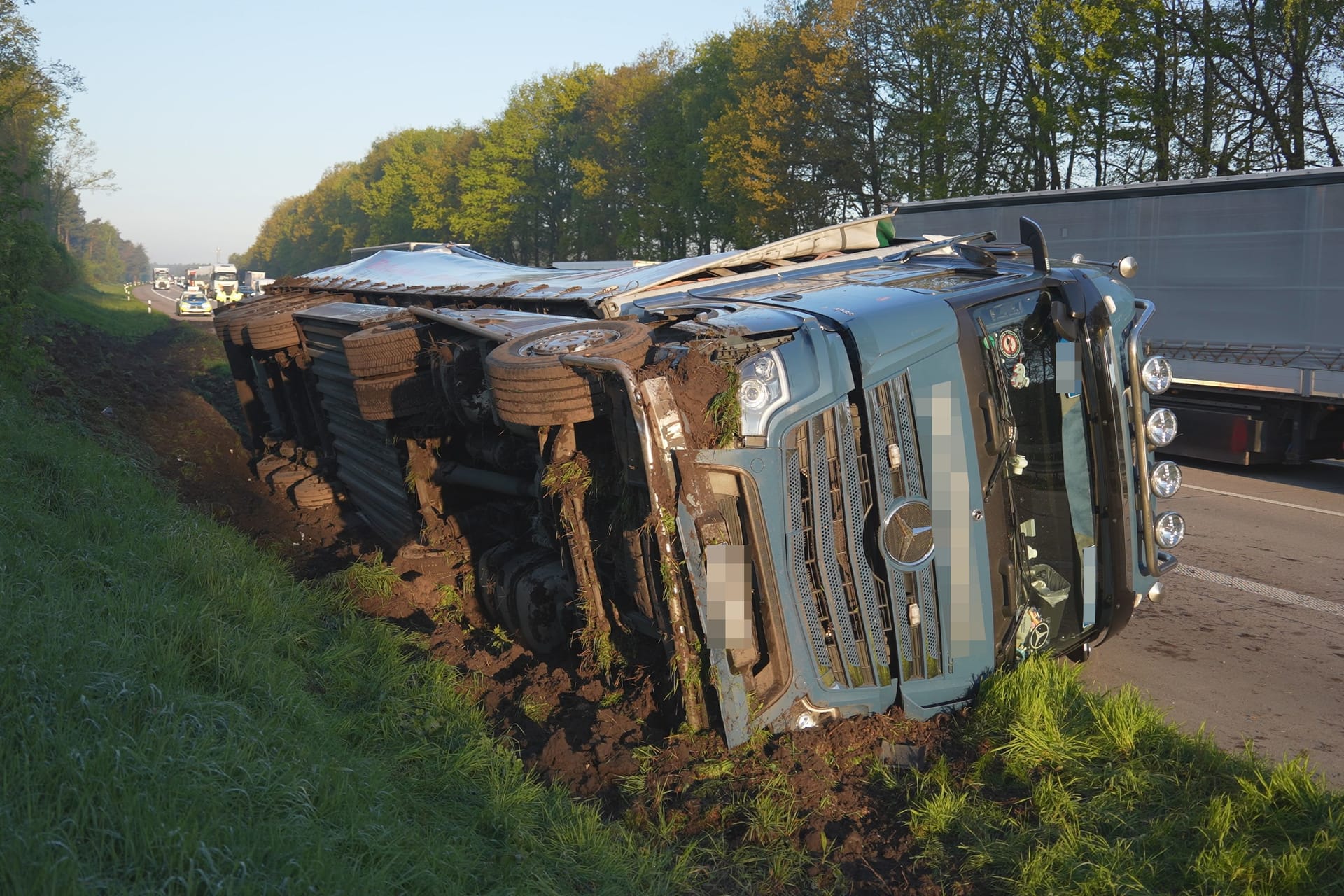 Am Lkw entstand erheblicher Schaden.