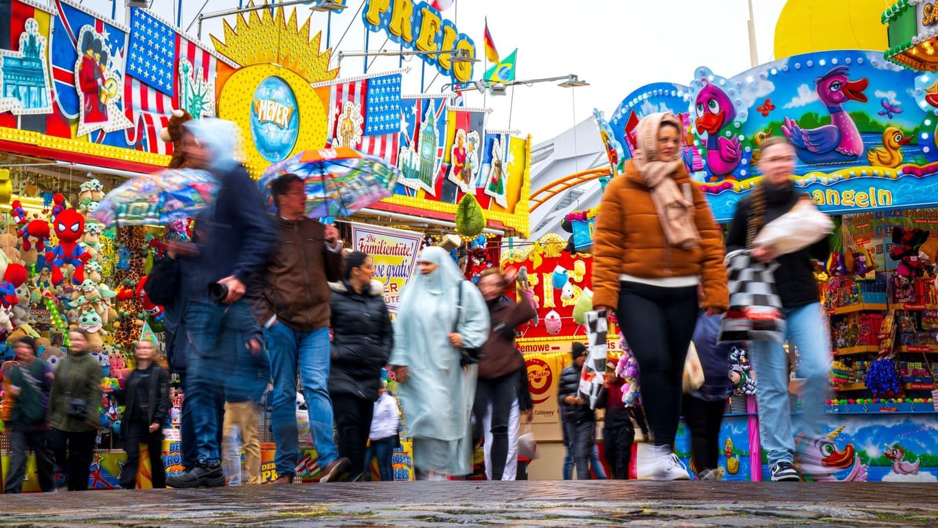 Besucherinnen und Besucher laufen über die Osterwiese: Das Bremer Volksfest ist am Sonntag zu Ende gegangen.