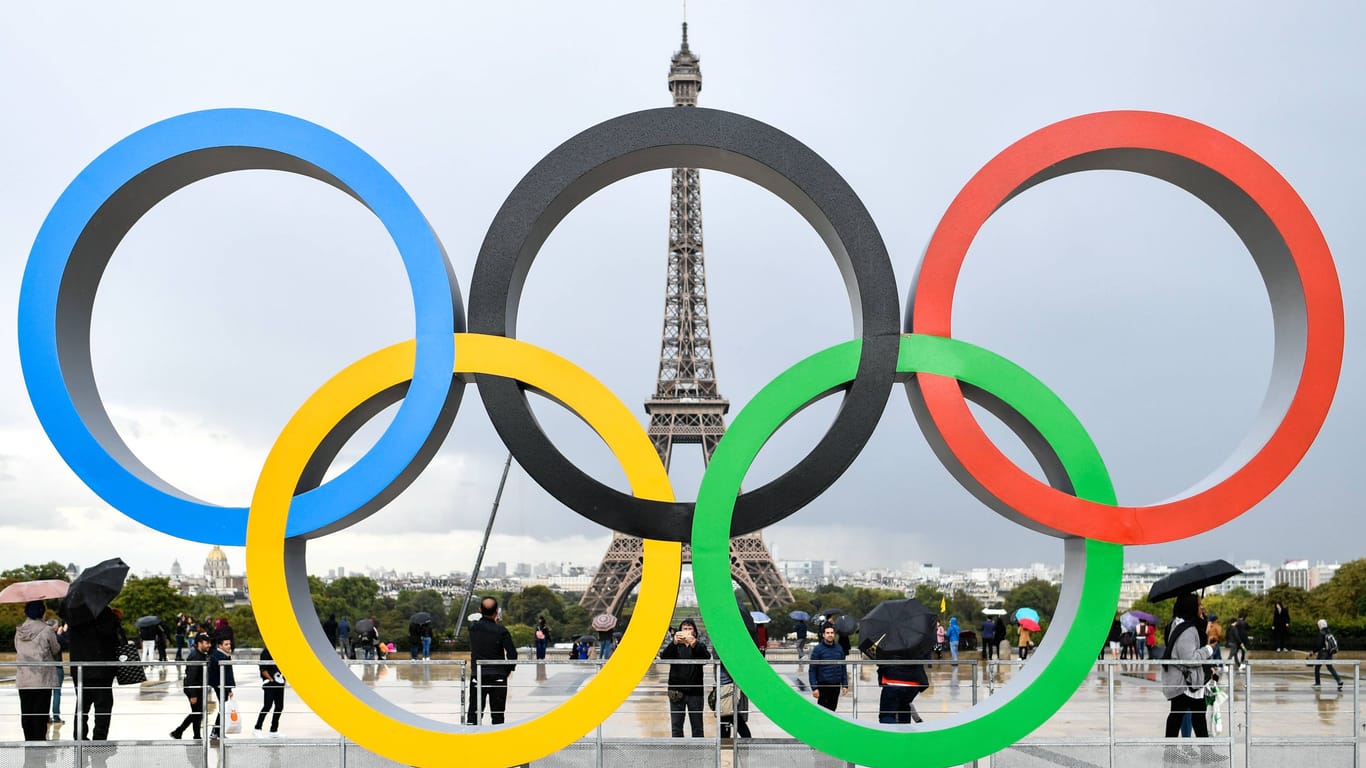 Die Olympischen Ringe vor dem Eiffelturm: Das Großereignis findet in Paris statt.