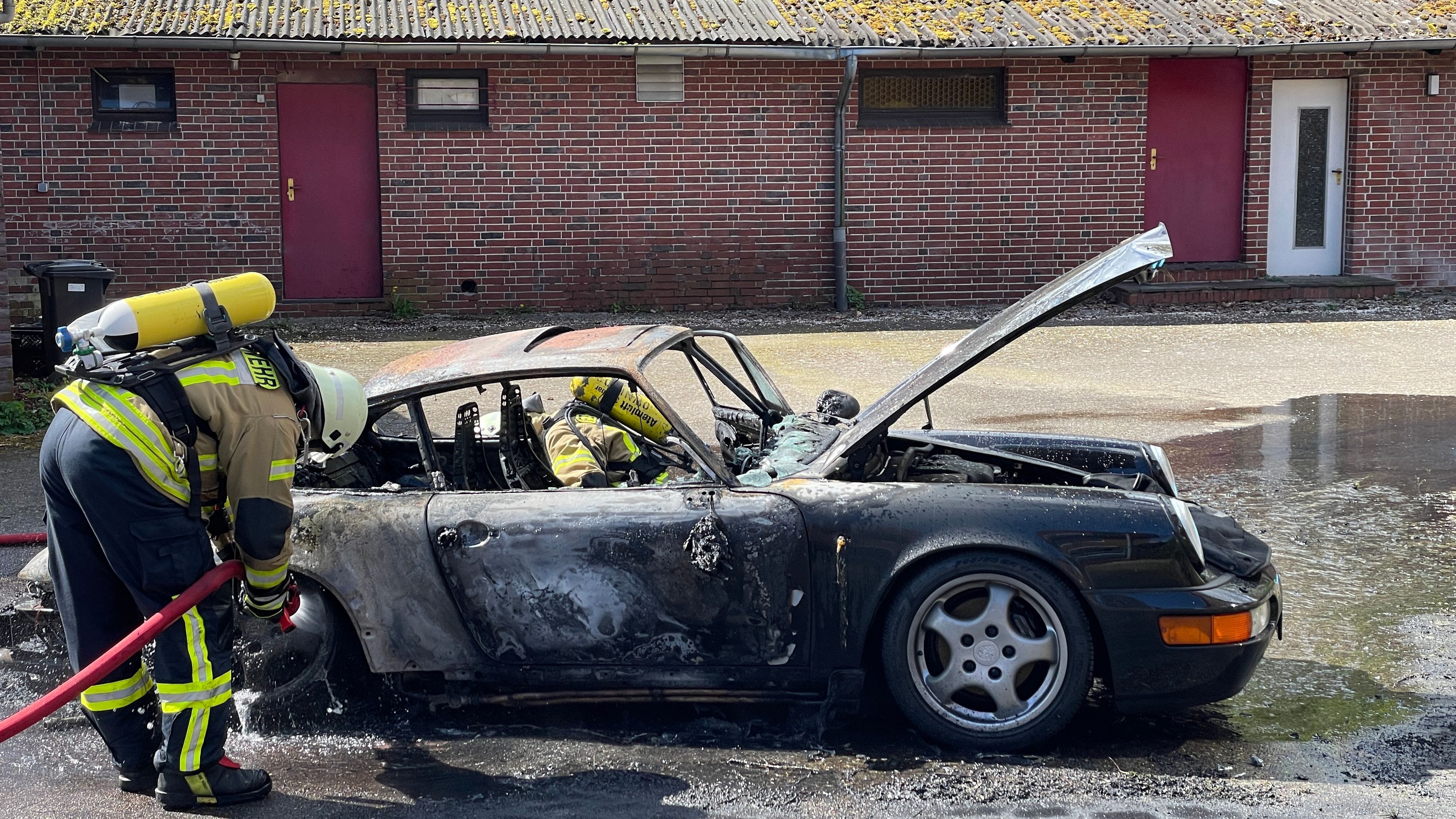 Hamburg: Frau kauft Porsche – auf der Heimfahrt fängt der Oldtimer Feuer