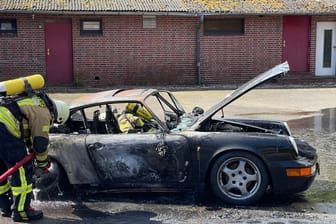 Der ausgebrannte Porsche: Die Feuerwehr konnte das Auto nicht mehr retten.