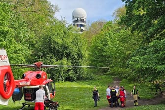 Bergung eines verunfallten Mountainbikers am Berliner Teufelsberg