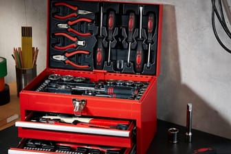 Im Aldi-Onlineshop und bei Amazon finden Sie eine erstklassige Werkzeugbox von Brüder Mannesmann für unter 70 Euro im Angebot.