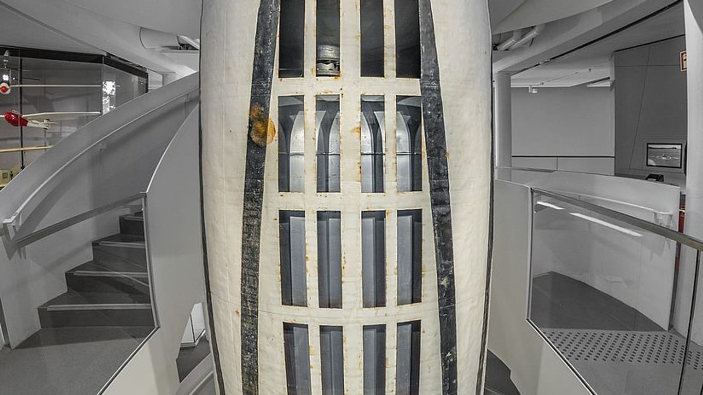 Experten untersuchen Weltkriegs-Rakete "V2" im Deutschen Museum.