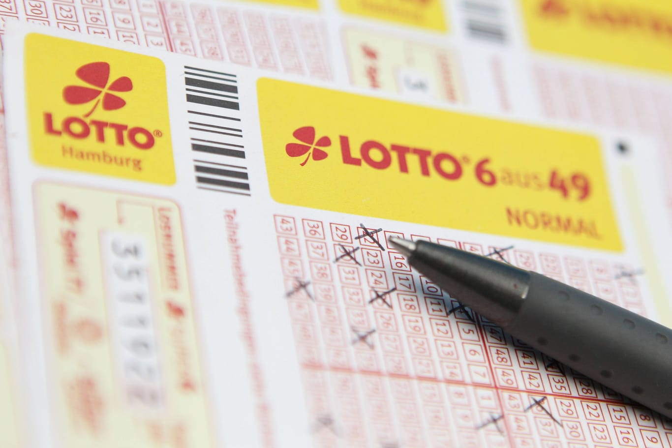 Ein Kugelschreiber liegt auf einem Lottoschein von Lotto Hamburg (Symbolbild): Der Streik kann Folgen für Lotto-Spieler haben.