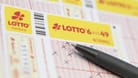 Ein Kugelschreiber liegt auf einem Lottoschein von Lotto Hamburg (Symbolbild): Der Streik kann Folgen für Lotto-Spieler haben.