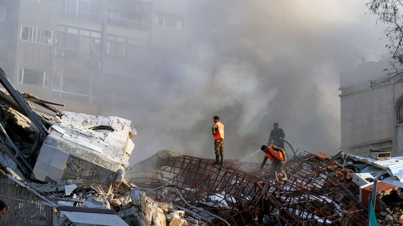 Rettungskräfte arbeiten an einem zerstörten Gebäude in Damaskus, das bei einem mutmaßlich israelischen Luftangriff getroffen wurde.