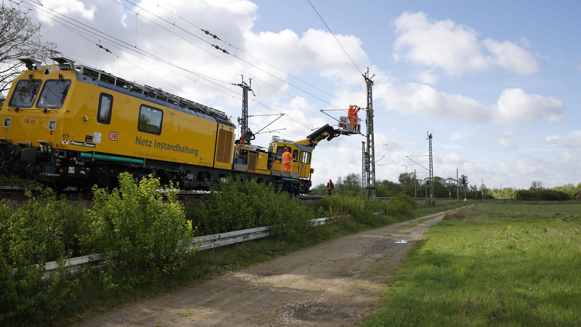 Ein Werkstattzug ist auf der Bahnstrecke im Einsatz: Die Reparaturarbeiten an der beschädigten Oberleitung laufen bereits.