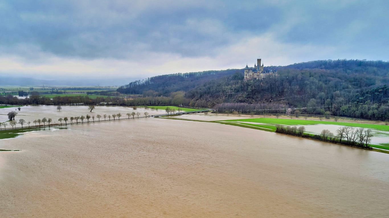 Überschwemmungen und Hochwasser nach starken Regenfällen vor der Marienburg in der Region Hannover (Archivbild): Künftig könnte der Klimawandel häufiger für Extremwetterereignisse sorgen.