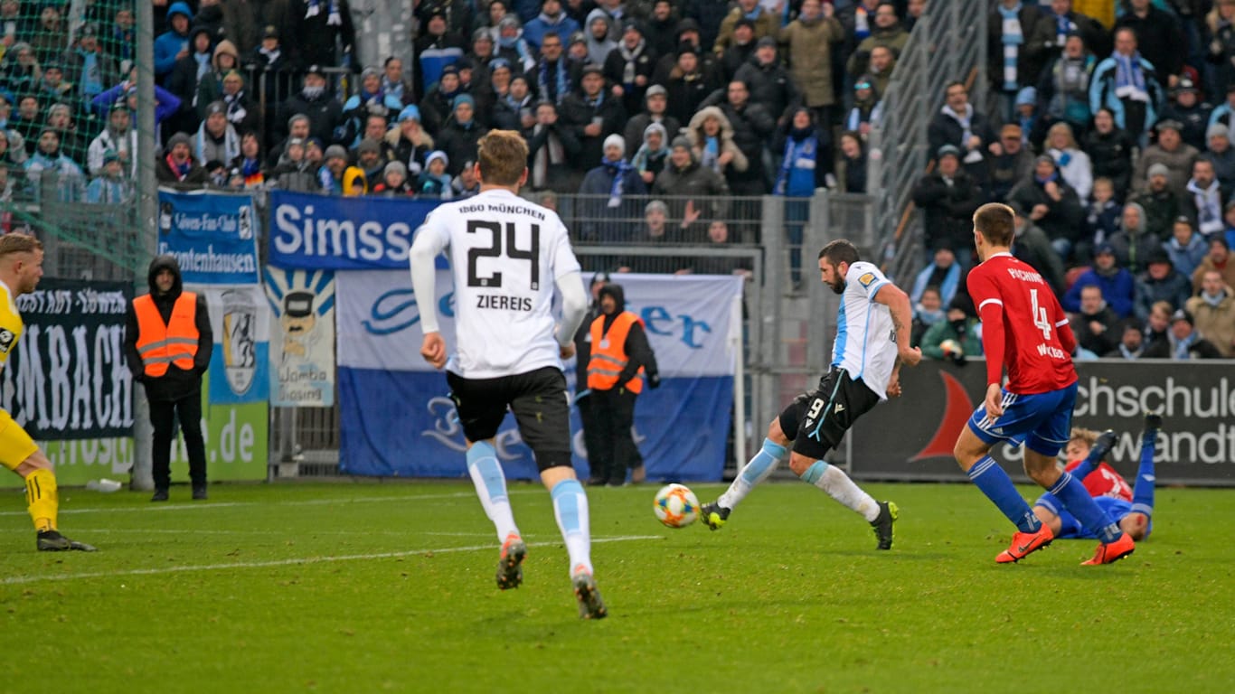 Später Schuss ins Glück: Sascha Mölders trifft Anfang Dezember 2019 in der Nachspielzeit zum Sieg für 1860 München.