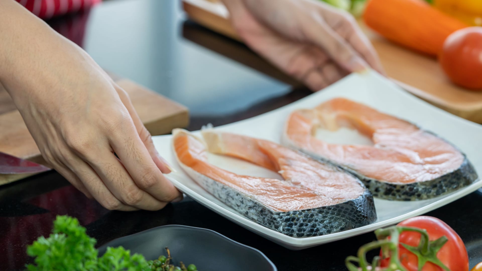 Lachs: Der fette Seefisch enthält viele Omega-3-Fettsäuren.