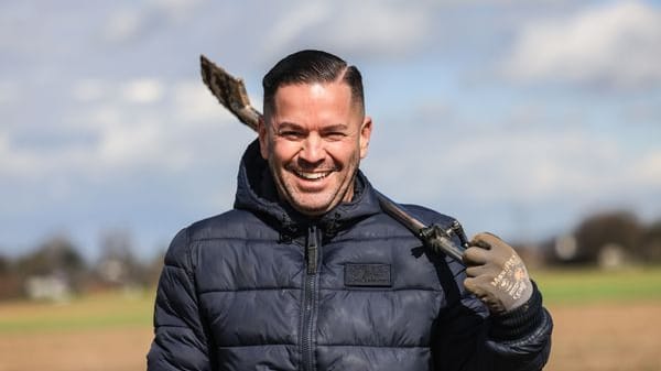 Bergheim: Schatzsucher Carsten Konze geht bei Fliesenden (Kreis Bergheim) mit einem Spaten über ein Feld. Bergheim: Schatzsucher Carsten Konze geht bei Fliesenden (Kreis Bergheim) mit einem Spaten über ein Feld.