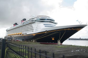 Die "Disney Dream" im Hafen von Liverpool: Im Rahmen ihrer Reise zu den Britischen Inseln wird das Schiff erstmals den Hamburger Hafen anlaufen.