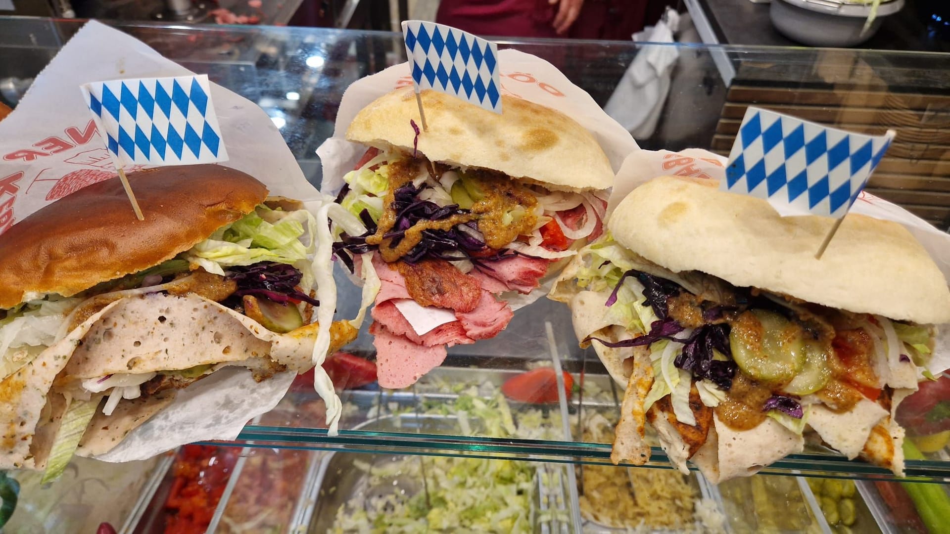 Die drei "Bayern-Döner": "Klassisch" mit Leberkäse (m.) oder seit neustem auch mit Weißwurst (l.) oder Bratwurst (r.).