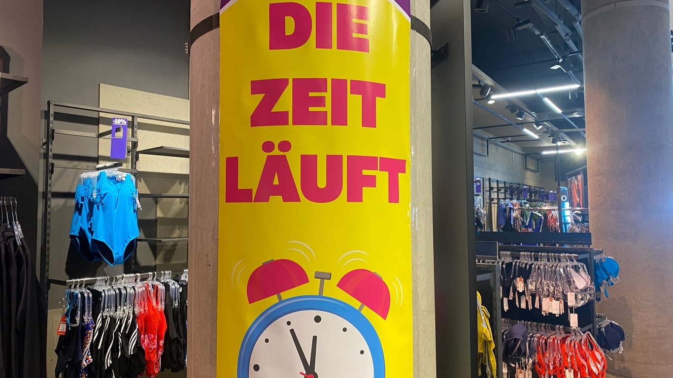 "Die Zeit läuft" steht auf mehreren Plakaten in der Sport-Scheck-Filiale in München.