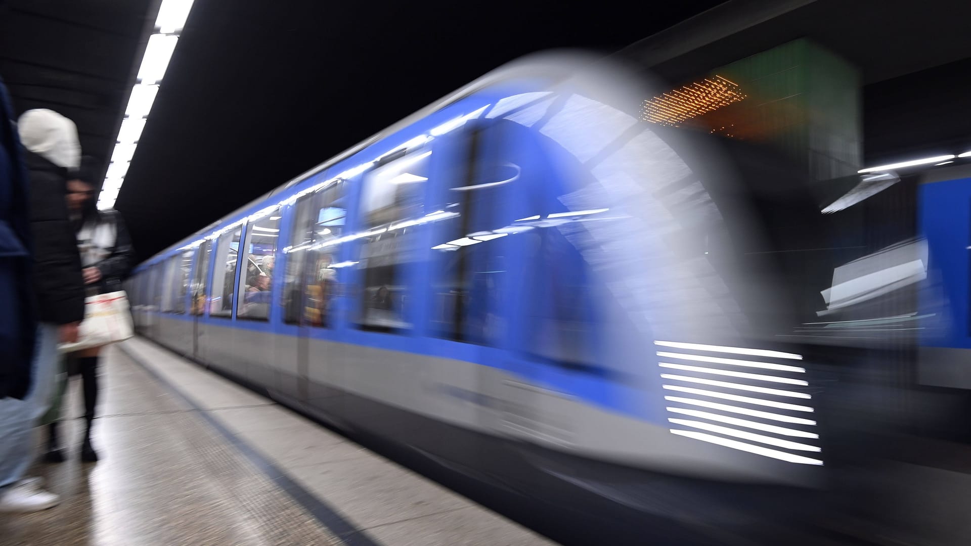 Eine U-Bahn fährt an der Station Innsbrucker Ring ein: Die Retter befürchteten zunächst das Schlimmste.